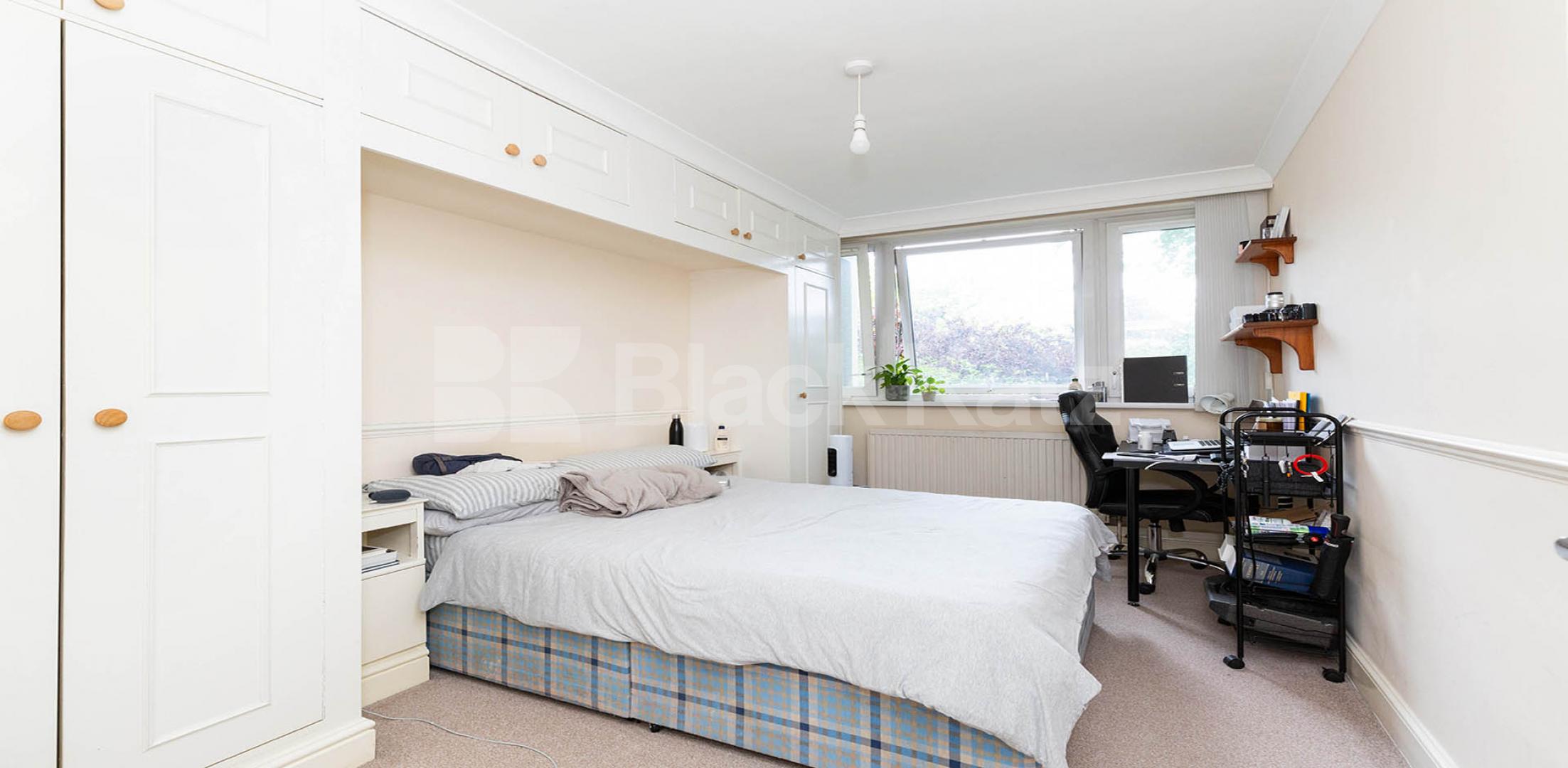 			PERFECT FOR 3 SHARERS!, 3 Bedroom, 1 bath, 1 reception Flat			 King Square, CLERKENWELL